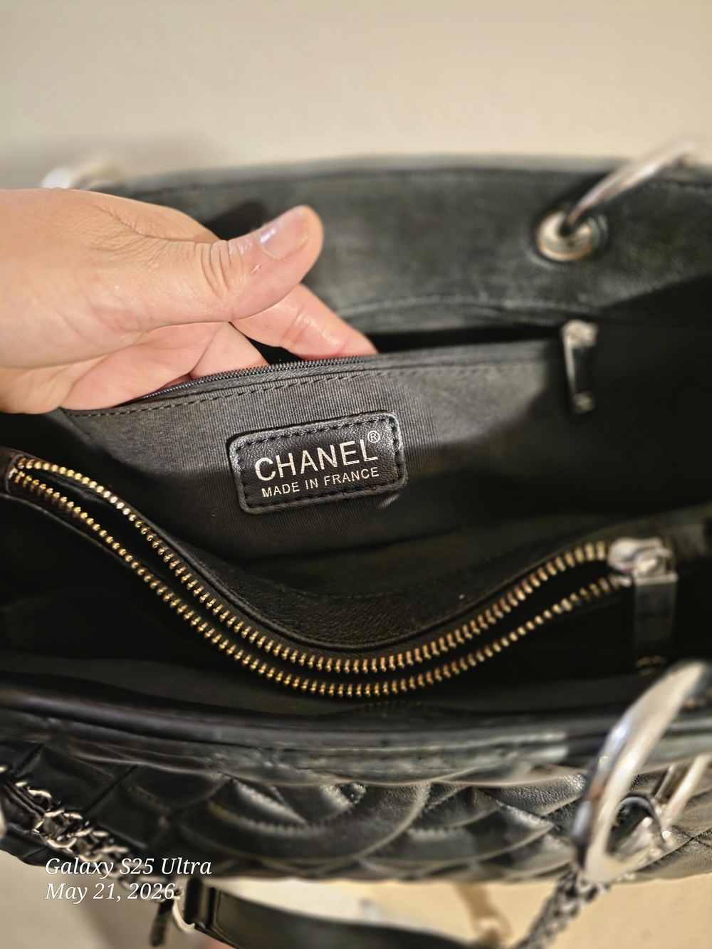 CHANEL Black Quilted Shoulder Bag with Silver Chain Straps - Picture 4 of 13